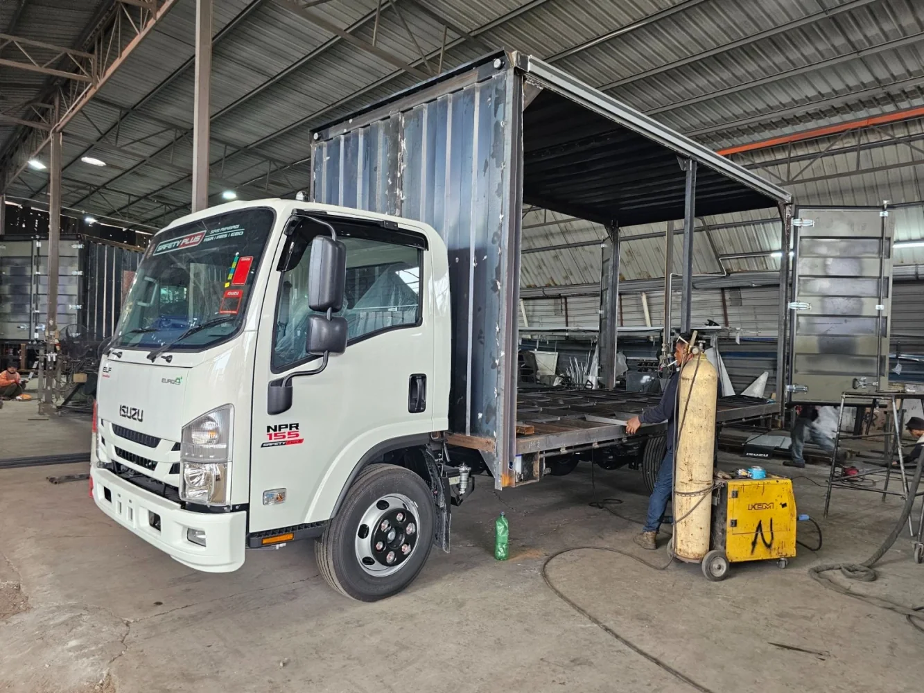 Isuzu truck cargo-body fabrication in the PTM workshop